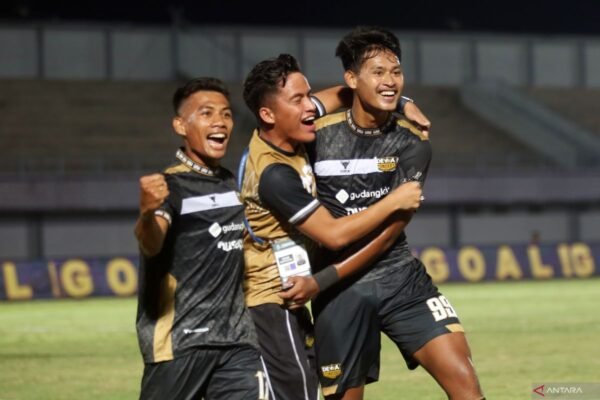 Berikut beberapa alternatif judul untuk "Septian Tak Risaukan Persaingan di Lini Depan Timnas Indonesia":

1. "Septian Yakin Hadapi Persaingan di Sektor Penyerangan Timnas Indonesia"
2. "Septian: Kompetisi di Lini Depan Justru Memotivasi"
3. "Tidak Gentar, Septian Hadapi Rivalitas di Timnas Indonesia"
4. "Septian Percaya Diri Meski Ada Persaingan Ketat di Lini Depan"
5. "Septian Optimis Menghadapi Bersaing di Front Serang Timnas Indonesia"

Silakan pilih atau modifikasi sesuai dengan yang diinginkan!