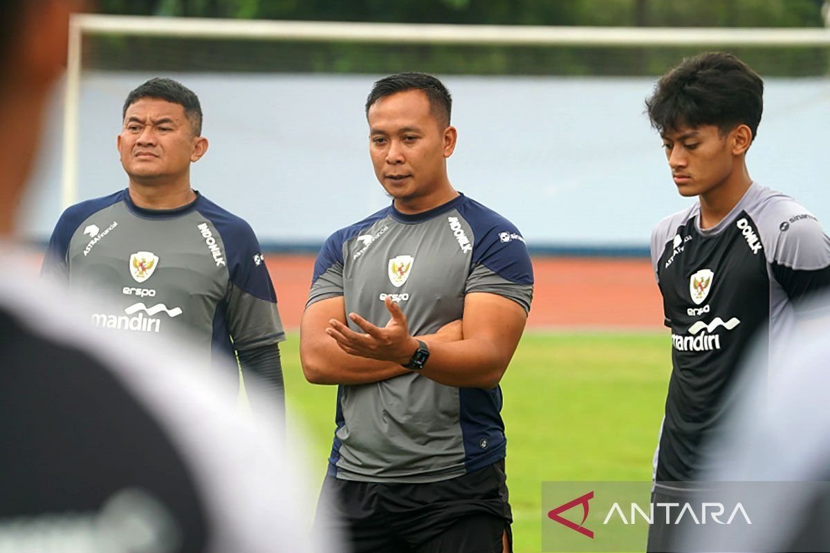 Here are some alternative title suggestions for "Sofie Imam jadi Asisten Pelatih Fisik Timnas Indonesia":

1. Sofie Imam Menjadi Asisten Pelatih Fisik untuk Tim Nasional Indonesia
2. Sofie Imam Resmi Bergabung sebagai Asisten Pelatih Fisik Timnas Indonesia
3. Sofie Imam Dilantik sebagai Asisten Pelatih Fisik Tim Nasional Indonesia
4. Sofie Imam, Asisten Pelatih Fisik Baru Timnas Indonesia
5. Sofie Imam: Peran Baru sebagai Asisten Pelatih Fisik di Timnas Indonesia
6. Sofie Imam Ambil Peran Sebagai Asisten Pelatih Fisik Timnas Indonesia
7. Sofie Imam Kini Menempati Posisi Asisten Pelatih Fisik Tim Nasional Indonesia
8. Sofie Imam Resmi Menjadi Asisten Pelatih Fisik di Tim Indonesia

Feel free to choose any of these or let me know if you want more variations!