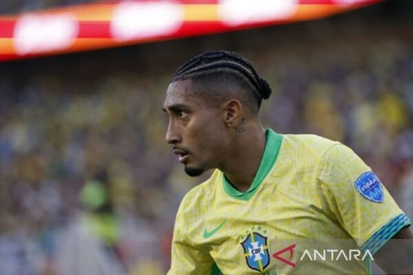 Berikut beberapa alternatif judul untuk "Raphinha Sesumbar Akan Cetak Gol Saat Melawan Timnas Argentina":

1. "Raphinha Percaya Diri Bisa Mencetak Gol Lawan Timnas Argentina"
2. "Raphinha Yakini Dirinya Akan Menjadi Pahlawan Gol Melawan Argentina"
3. "Raphinha: Saya Akan Cetak Gol Melawan Timnas Argentina!"
4. "Keyakinan Raphinha: Gol Melawan Argentina Akan Terwujud"
5. "Raphinha Optimis Cetak Gol Di Pertemuan Dengan Argentina"

Semoga salah satu dari judul tersebut sesuai dengan yang Anda cari!