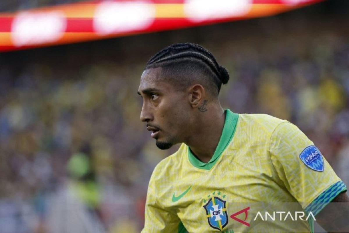 Berikut beberapa alternatif judul untuk "Raphinha Sesumbar Akan Cetak Gol Saat Melawan Timnas Argentina":

1. "Raphinha Percaya Diri Bisa Mencetak Gol Lawan Timnas Argentina"
2. "Raphinha Yakini Dirinya Akan Menjadi Pahlawan Gol Melawan Argentina"
3. "Raphinha: Saya Akan Cetak Gol Melawan Timnas Argentina!"
4. "Keyakinan Raphinha: Gol Melawan Argentina Akan Terwujud"
5. "Raphinha Optimis Cetak Gol Di Pertemuan Dengan Argentina"

Semoga salah satu dari judul tersebut sesuai dengan yang Anda cari!
