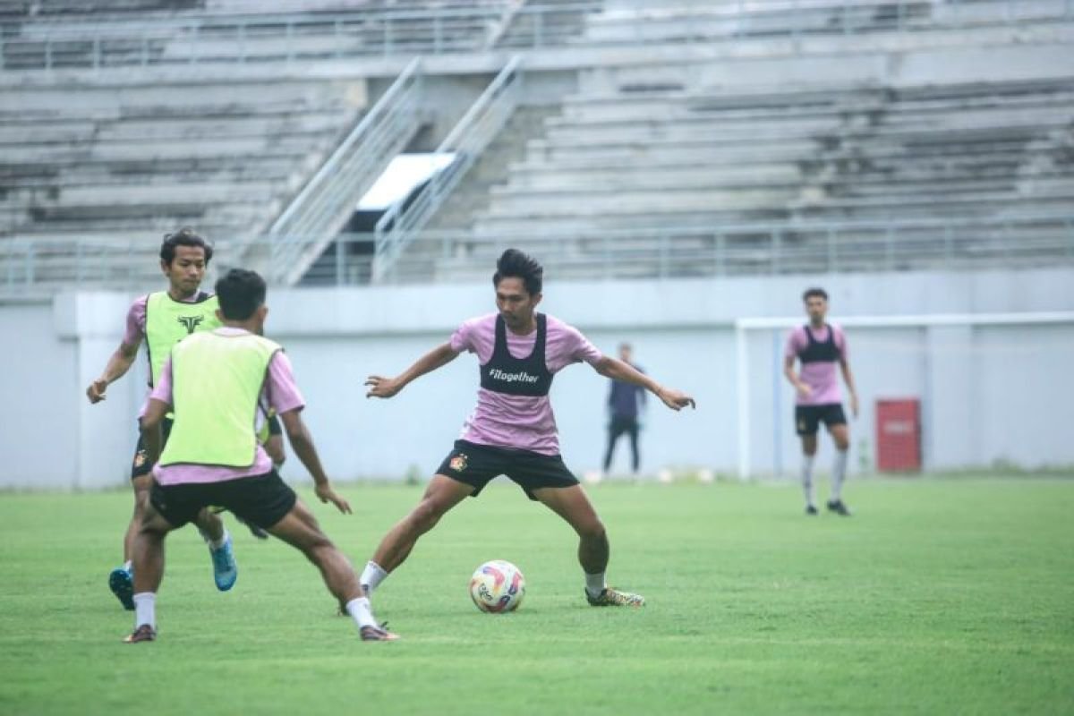 Berikut beberapa alternatif judul untuk "Persik incar hasil maksimal dari lima laga terakhir":

1. "Persik Targetkan Poin Penuh di Lima Pertandingan Terakhir"
2. "Persik Berambisi Raih Hasil Sempurna dalam Lima Laga Menjelang Akhir"
3. "Persik Fokus untuk Maksimalkan Poin di Lima Pertandingan Terakhir"
4. "Persik Optimis Raih Hasil Optimal dari Lima Pertandingan Terakhir"
5. "Lima Laga Menentukan: Persik Incar Hasil Maksimal"

Silakan pilih atau modifikasi sesuai kebutuhan!