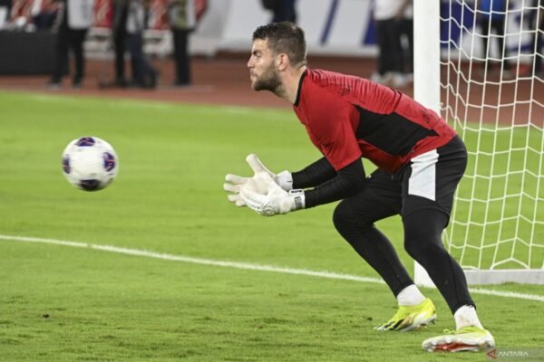 Berikut adalah beberapa alternatif judul yang dapat digunakan untuk "Hati-hati dengan Senjata Bola Mati Timnas Bahrain":

1. "Waspada Terhadap Ancaman Set Piece Timnas Bahrain"
2. "Mengenali Kehebatan Strategi Bola Mati Timnas Bahrain"
3. "Hati-hati! Kekuatan Set Piece Timnas Bahrain Patut Diwaspadai"
4. "Senjata Rahasia: Ancaman Bola Mati dari Timnas Bahrain"
5. "Kewaspadaan Terhadap Serangan Bola Mati Timnas Bahrain"
6. "Jangan Anggap Remeh: Keunggulan Bola Mati Timnas Bahrain"
7. "Mempersiapkan Pertahanan Terhadap Senjata Bola Mati Bahrain"

Silakan pilih salah satu atau modifikasi sesuai kebutuhan!