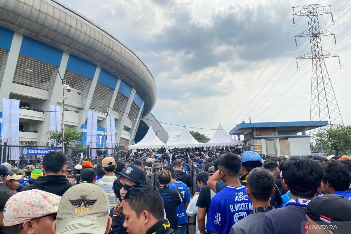 Berikut adalah beberapa alternatif judul untuk berita mengenai larangan suporter PSS Sleman hadir di Stadion GBLA:

1. "PSS Sleman Dilarang Masuk, Persib Bandung Cegah Suporter ke Stadion GBLA"
2. "Persib Bandung Larang Suporter PSS Sleman di Stadion GBLA"
3. "Keputusan Persib: Suporter PSS Sleman Tidak Diperbolehkan ke Stadion GBLA"
4. "Kebijakan Ketat: Persib Bandung Larang Kehadiran Suporter PSS Sleman"
5. "Persib Bandung Ambil Tindakan: Suporter PSS Sleman Tak Diizinkan Masuki GBLA"
6. "Larangan Suporter: PSS Sleman Dihentikan Masuk di Stadion GBLA oleh Persib Bandung"

Semoga alternatif judul di atas bermanfaat!