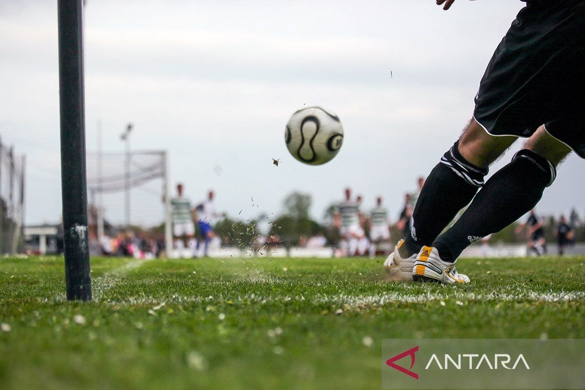Berikut beberapa alternatif judul untuk "Adrian Wibowo Jalani Debut Bersama LA FC":

1. "Debut Pertama Adrian Wibowo Bersama LA FC"
2. "Adrian Wibowo Memulai Karirnya di LA FC"
3. "LA FC Sambut Kedatangan Adrian Wibowo di Debutnya"
4. "Adrian Wibowo Lakukan Debut Gemilang Bersama LA FC"
5. "Pertandingan Perdana Adrian Wibowo Bersama LA FC"
6. "LA FC Perkenalkan Adrian Wibowo: Momen Debutnya"
7. "Debut Spektakuler Adrian Wibowo di LA FC"
8. "Adrian Wibowo Resmi Bergabung: Debut Pertama di LA FC"

Semoga salah satu judul ini cocok!