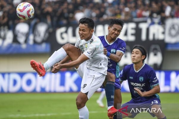 Alternatif judul untuk "Persita Imbangi Persib dalam Drama Empat Gol" bisa jadi:

1. "Pertarungan Seru: Persita dan Persib Berbagi Poin dalam Duel Empat Gol"
2. "Drama Gol: Persita dan Persib Selesaikan Pertandingan Imbang"
3. "Empat Gol, Satu Poin: Pertandingan Seru Antara Persita dan Persib"
4. "Persita vs Persib: Drama Gol Berakhir Imbang"
5. "Keseruan Gol: Persita dan Persib Berbagi Hasil Imbang"

Silakan pilih atau modifikasi sesuai kebutuhan!