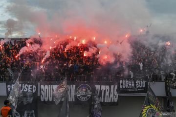 Suara Petasan Menghentikan Sejenak Laga Persita vs Persib
