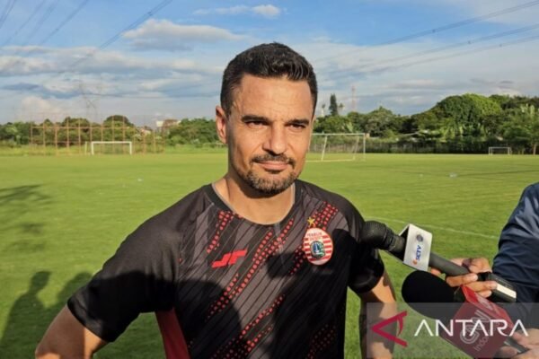 Berikut adalah beberapa alternatif judul untuk "Carlos Pena Belum Pikirkan Pekerjaannya Musim Depan":

1. "Carlos Pena Masih Ragu Tentang Masa Depan Kariernya"
2. "Carlos Pena Belum Memikirkan Langkah Selanjutnya"
3. "Carlos Pena: Pekerjaan Musim Depan Masih Jadi Tanda Tanya"
4. "Masa Depan Carlos Pena: Belum Ada Rencana Jelas"
5. "Carlos Pena Tak Pikirkan Karier Musim Depan"
6. "Keberlanjutan Karier Carlos Pena Masih Belum Jelas"
7. "Carlos Pena: Fokus di Saat Ini, Masa Depan Belum Diputuskan"
8. "Carlos Pena Belum Tentukan Arah Karier untuk Musim Depan" 

Semoga alternatif ini bermanfaat!