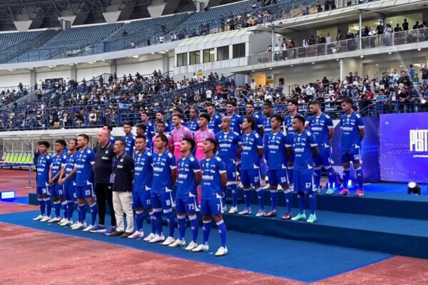 Berikut beberapa alternatif judul untuk "Pemain Persib Bandung dalam kondisi siap arungi kompetisi":

1. "Pemain Persib Bandung Siap Tampil Optimal di Kompetisi"
2. "Persib Bandung: Tim Siap Hadapi Tantangan Kompetisi"
3. "Kesigapan Pemain Persib Bandung Menyongsong Gelaran Kompetisi"
4. "Persib Bandung: Formasi Jitu Menyambut Musim Kompetisi"
5. "Pemain Persib Bandung Tingkatkan Preparasi untuk Kompetisi yang Menantang"
6. "Semangat Juang Pemain Persib Bandung Hadapi Kompetisi Musim Ini"
7. "Persib Bandung: Kesiapan Pemain Meningkat Menjelang Kompetisi"
8. "Pemain Persib Bandung Dapatkan Kepercayaan Diri Menyongsong Kompetisi"

Silakan pilih atau modifikasi sesuai kebutuhan!