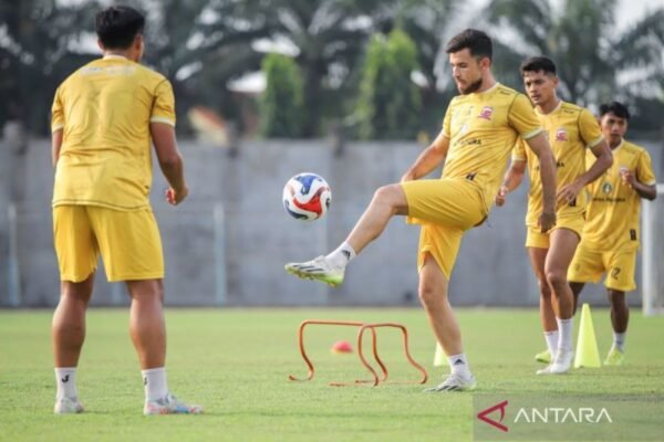 Berikut beberapa alternatif judul untuk "Madura United bidik bek asing anyar asal Afrika":

1. "Madura United Incari Bek Asing Baru dari Afrika"
2. "Madura United Targetkan Pemain Bek Asing Afrika"
3. "Madura United Gaet Bek Baru dari Benua Afrika"
4. "Madura United Mengincar Bek Asing Berkualitas dari Afrika"
5. "Madura United Bidik Pemain Bertahan Afrik untuk Perkuat Tim"

Apakah Anda ingin lebih banyak pilihan atau ide lainnya?