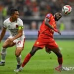 Berikut adalah beberapa alternatif judul untuk "Bali United tahan imbang tuan rumah Persija dengan skor 1-1":

1. "Bali United Raih Hasil Imbang Melawan Persija di Laga Seru"
2. "Pertandingan Sengit: Bali United dan Persija Berbagi Poin 1-1"
3. "Skor Akhir 1-1, Bali United Kembali Tahan Persija di Kandang"
4. "Drama di Jakarta: Bali United dan Persija Selesaikan Pertandingan dengan Imbang"
5. "Bali United Menyulitkan Persija, Pertandingan Berakhir 1-1"
6. "Hasil Imbang 1-1, Bali United Tunjukkan Perlawanan Kuat di Markas Persija"

Silakan pilih yang paling sesuai atau gunakan sebagai inspirasi!