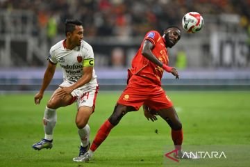 Berikut adalah beberapa alternatif judul untuk "Bali United tahan imbang tuan rumah Persija dengan skor 1-1":

1. "Bali United Raih Hasil Imbang Melawan Persija di Laga Seru"
2. "Pertandingan Sengit: Bali United dan Persija Berbagi Poin 1-1"
3. "Skor Akhir 1-1, Bali United Kembali Tahan Persija di Kandang"
4. "Drama di Jakarta: Bali United dan Persija Selesaikan Pertandingan dengan Imbang"
5. "Bali United Menyulitkan Persija, Pertandingan Berakhir 1-1"
6. "Hasil Imbang 1-1, Bali United Tunjukkan Perlawanan Kuat di Markas Persija"

Silakan pilih yang paling sesuai atau gunakan sebagai inspirasi!